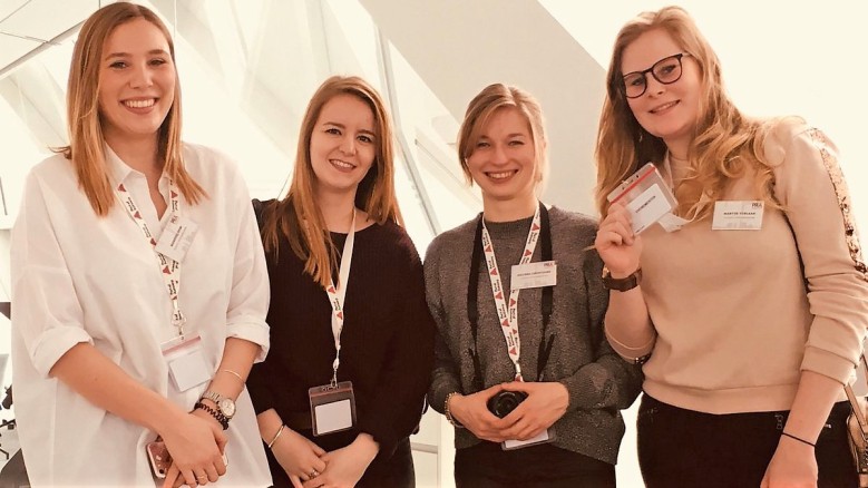 Studenten zorgen voor perfecte organisatie Studenten van de Hogeschool Antwerpen Marijse Verlaak, Monoesj Dom, Melis Grootjans en Djooghe Freya zorgden voor de organisatie van dit studieweekend in Antwerpen